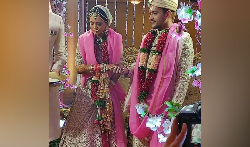 गौरतलब है कि आदित्य ने श्वेता के साथ 12 साल रिलेशनशिप में रहने के बाद शादी का फैसला किया। इनकी शादी कोरोना काल को देखते हुए कम लोगों के बीच ही हुई थी। 