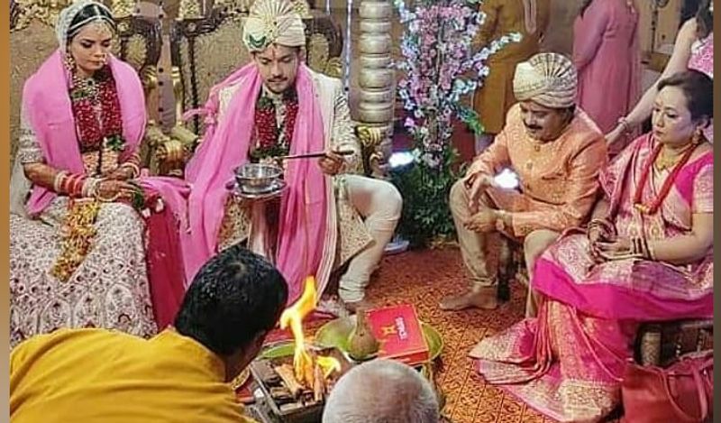 कोरोना महामारी को देखते हुए आदित्य की शादी में केवल परिवार के सदस्य और करीबी दोस्त ही शामिल हुए थे। 