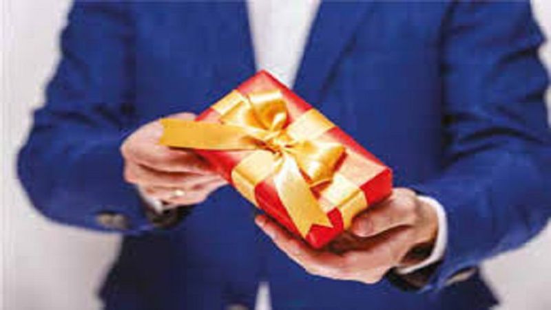 सीनियर सिटिजन्स को चुनिंदा वेरिएंट्स पर पहले साल मुफ्त लॉकर का फायदा मिलेगा। इसमें उन्हें भी लॉयल्टी प्रोग्राम के जरिए दोगुने लॉयल्टी रिवॉर्ड पॉइंट्स मिलेंगे। (फाइल फोटो)