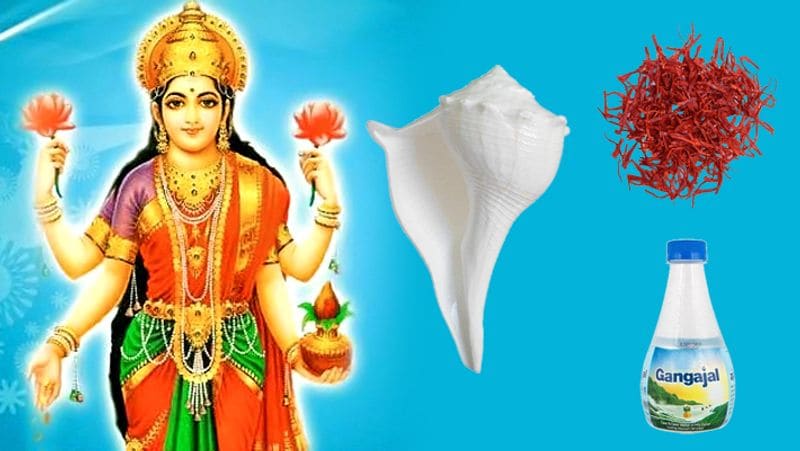 दक्षिणावर्ती शंख में गंगाजल व केसर मिलाकर इससे माता लक्ष्मी का अभिषेक करें। धन लाभ होगा