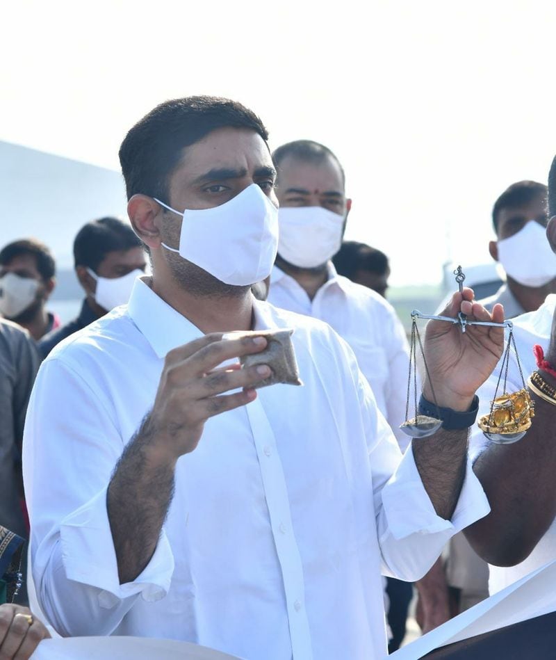 తెలుగుదేశం సీనియర్ నాయకులు సబ్బం హరి గారు ఇక లేరన్న వార్తనుజీర్ణించుకోలేకపోతున్నానని టిడిపి జాతీయ ప్రధాన కార్యదర్శి నారా లోకేష్ అన్నారు. తన నిస్వార్థరాజకీయాలతో మాలాంటివారికి మార్గదర్శకులుగా నిలిచారు సబ్బం హరిగారు. ఆయన లాంటి నేతను కోల్పోవడం నిజంగా దురదృష్టకరం అని విచారం వ్యక్తం చేశారు.తెలుగుదేశం పార్టీకితీరని లోటు.ఏ విషయం పై అయినా తన అభిప్రాయాలను నిక్కచ్చిగా చెప్పే సబ్బం హరి గారు, ప్రజాసమస్యలపైరాజీలేని పోరాటం చేసారు. సబ్బం హరి గారి ఆత్మకు శాంతి చేకూర్చాలని భగవంతుని ప్రార్థిస్తున్నాను. వారి కుటుంబసభ్యులకు నా ప్రగాఢ సానుభూతినితెలియజేస్తున్నాను అంటూ చెప్పుకొచ్చారు.