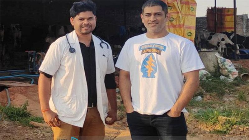 बता दें कि धोनी अक्सर अपने फार्म पर आकर मुआयना करते हैं। वह फार्म में रखी गई गायों के पास भी आकर कुछ पल जरूर बिताते हैं। वैसे उनके डेयरी फार्म की देखरेख डॉक्टर विश्वरंजन करते हैं। उन्होंने बताया कि जिस तरह से ऑर्गेनिक सब्जियां उगाई जा रही है, उससे धोनी काफी खुश हैं। सब्जी और दूध बेचकर जो भी पैसे मिलते हैं वह सीधे धोनी के बैंक अकाउंट में डाल दिए जाते हैं।