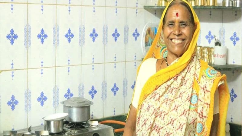 अम्माजी बताती हैं कि कैमरा फेस करते समय उन्हें बड़ा संकोच होता था। असहज हो जाती थीं। कई बार क्या बोलना है...यह तक भूल जाती थीं। लेकिन अब सब बढ़िया से होने लगा है। हाल में अम्माजी को यूट्यूब क्रिएटर अवार्ड मिला है। अम्माजी को सॉस, बेकिंग पाउडर, कैचअप, मिक्सचर जैसे अंग्रेजी शब्द बोलने में दिक्कत होती थी। यश ने उन्हें इसकी ट्रेनिंग दी।