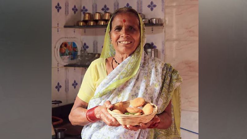 अम्माजी को अपने यूट्यूब चैनल से हर महीने डेढ़ से 2 लाख रुपए की कमाई हो रही है। 16 अक्टूबर को उनका चैनल हैक कर लिया गया था। हालांकि 21 अक्टूबर को उनका चैनल वापस मिल गया। इन कुछ दिनों तक दादी-पोता दोनों परेशान रहे।