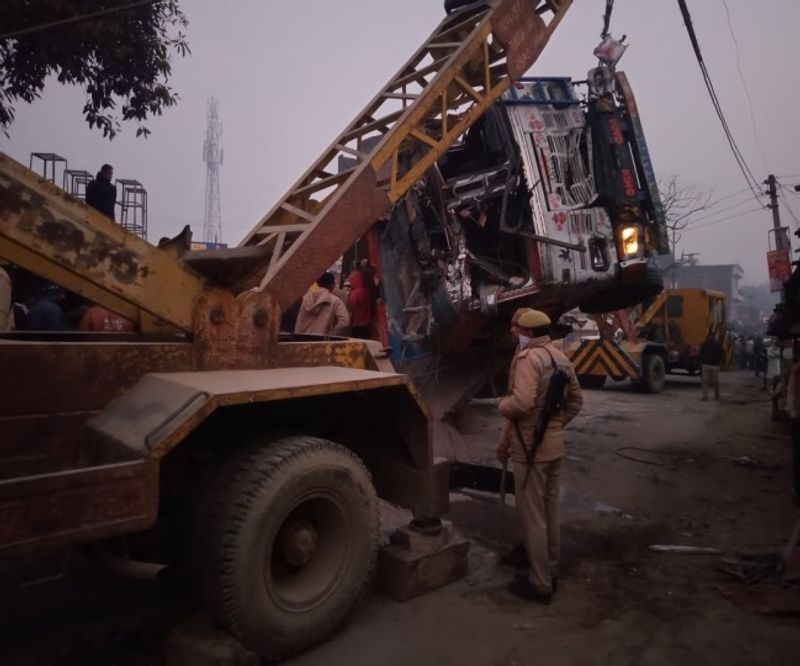 स्कार्पियो में फंसे लोगों को किसी प्रकार बाहर निकाला गया। इस दौरान आठ लोगों की मौत हो चुकी थी। उधर हादसे के दौरान खतरा देखकर स्कार्पियो में सवार दो लड़कियों ने कूदकर अपनी जान बचा ली। कुछ ही देर में वहां कई थानों की फोर्स के साथ डीएम और एसपी के साथ अन्य अधिकारी भी पहुंचे।
