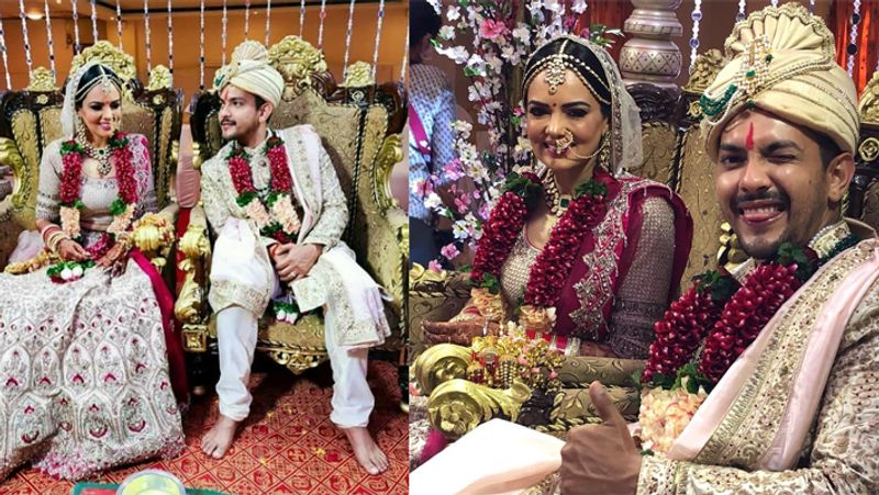 आदित्य की शादी की फोटोज और वीडियोज सोशल मीडिया पर जमकर वायरल हो रहे हैं। सामने आई एक फोटो में आदित्य आंख मारते हुए अपनी खुशी दिखाते नजर आ रहे हैं। उनके साथ उनकी पत्नी श्वेता भी बेहद एक्साइटेड नजर आ रही है। 