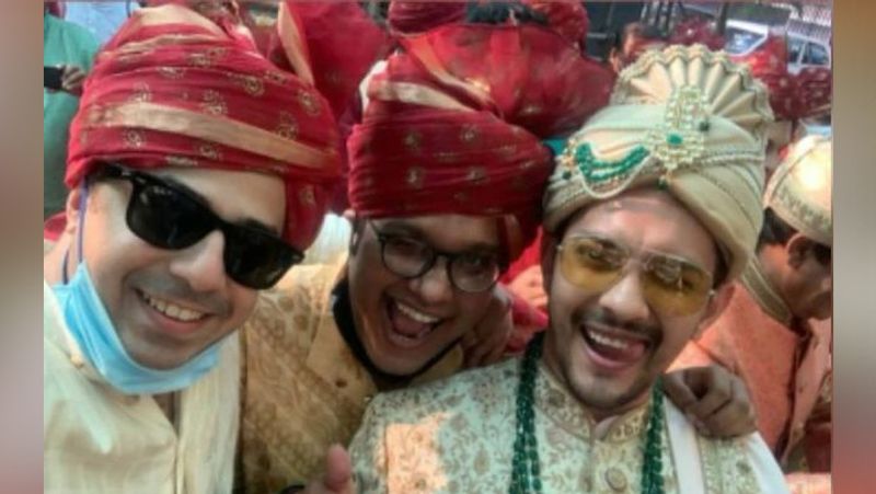 अपने खास दोस्तों के साथ बेहद खुश नजर आए आदित्य नारायण।