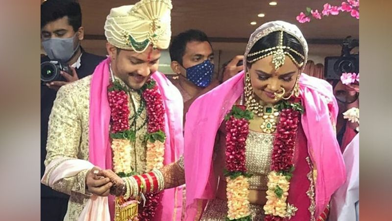 सामने आई फोटोज में दूल्हा-दुल्हन एक-दूसरे का हाथ बेहद खुश नजर आ रहे थे। आदित्य ने अपनी दुल्हन श्वेता का हाथ बहुत ही प्यार से थाम रखा था।
