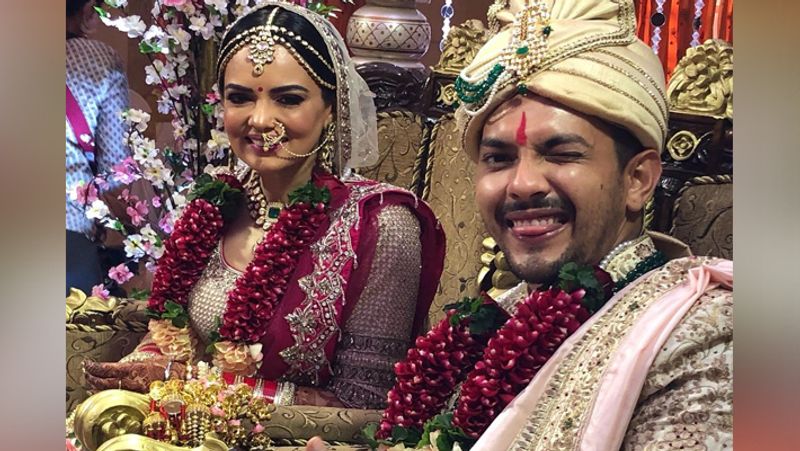गर्लफ्रेंड श्वेता जैसी ही पत्नी बनी आदित्य की खुशी का ठिकाना नहीं रहा। वे बेहद एक्साइडेट नजर आए।