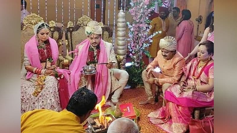 सात फेरों की रस्म निभाते आदित्य और श्वेता।