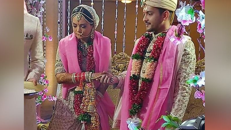 उदित नारायाण ने एक इंटरव्यू में बताया कि वह अपने बेटे की शादी में आने लिए किन-किन बड़ी हस्तियों को न्योता दिया है। उन्होंने पीएम मोदी, अमिताभ बच्चन, शत्रुघ्न सिन्हा जी, धर्मेंद्र जी, रणवीर सिंह, दीपिका पादुकोण और माधुरी दीक्षित को न्योता भेजा है, लेकिन कोविड केस के बढ़तों को देखते हुए पता नहीं कि ये सभी आएंगे या नहीं।