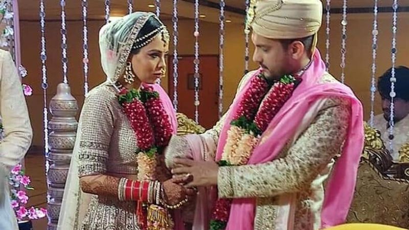 3 नवंबर को आदित्य नारायण ने सोशल मीडिया पर अपनी शादी का ऐलान किया था। उन्होंने अपनी पोस्ट में लिखा था- हम शादी करने जा रहे हैं। मैं सबसे लकी हूं, जिसे श्वेता मिली। मेरी सोलमेट, 11 साल पहले और अब हम फाइनली दिसंबर में शादी कर रहे हैं। हम दोनों बेहद निजी लोग हैं और मानते हैं कि किसी की निजी जिंदगी को निजी रखना सबसे अच्छा है।