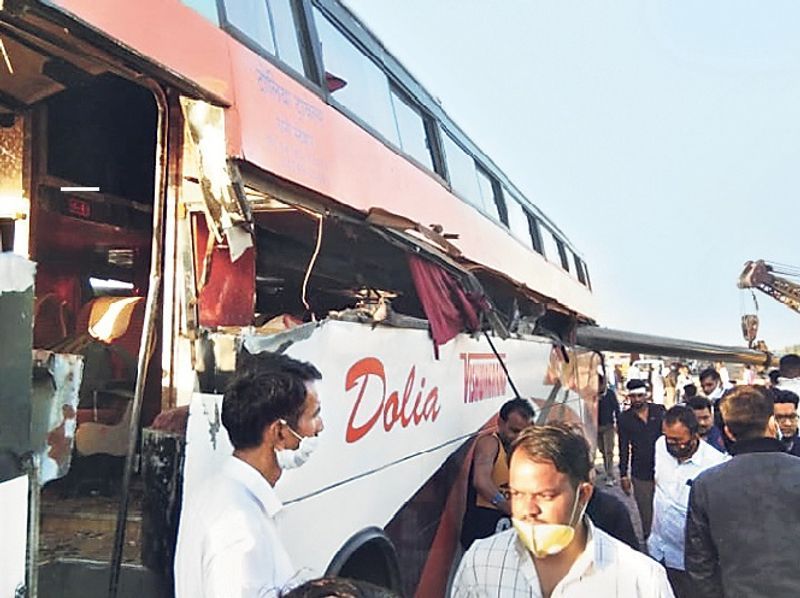 हाइड्रो मशीन से हवा में झूलता पाइप ड्राइवर सीट के पीछे वाली सीट की खिड़की तोड़कर बस में घुसा और सबसे पीछे वाली सीट की खिड़की तोड़कर पार हो गया। इससे बस में बैठी एक महिला की गर्दन धड़ से अलग हो गई। एक युवक का सिर फट गया। दोनों के क्षत-विक्षत शव बस से निकलवाकर पुलिस ने कब्जे में ले लिया। आगे पढ़ें इसी हादसे के बारे में...
