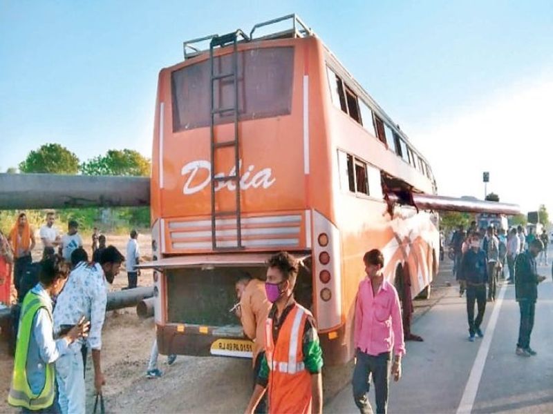हादसे की भयावहता का अंदाजा इसी से लगाया जा सकता है कि 30 फीट लंबा पाइप बस के अंदर से चीरता हुआ बाहर निकल गया था। आगे पढ़ें इसी हादसे के बारे में...