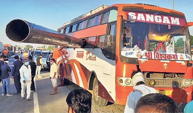 राजस्थान। यह हादसा पाली जिले में जयपुर-अहमदाबाद एनएच-162 पर सांडेराव गांव के निकट मंगलवार शाम को हुआ। बताया जा रहा है कि संभवत तेज गति से आ रही बस के चालक और परिचालक ने हाइड्रोलिक मशीन से लटक रहे 80 फीट लंबे लोहे के पाइप पर ध्यान ही नहीं दिया और हादसा हो गया। आगे पढ़ें इसी हादसे के बारे में...
