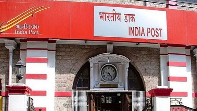 पोस्ट ऑफिस की मंथली इनकम स्कीम में सिंगल अकाउंट के लिए मैक्सिमम इन्वेस्टमेंट लिमिट 4.5 लाख रुपए और जॉइंट अकाउंट के लिए 9 लाख रुपए है। यह अकाउंट 10 साल से ज्यादा उम्र के नाबालिग और दिमागी रूप से कमजोर व्यक्ति के नाम पर भी खुलवाया जा सकता है। (फाइल फोटो)