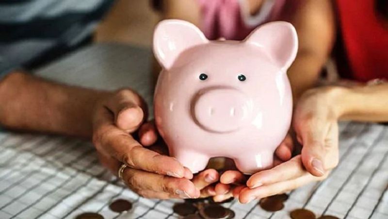 मंथली इनकम स्कीम (MIS) के तहत खोले गए अकांउट के 3 साल पूरा होने से पहले प्रीमेच्योर इनकैशमेंट पर पोस्ट ऑफिस जमा की गई राशि में से 2 फीसदी की कटौती करता है। वहीं, 3 साल पूरे होने के बाद प्रीमेच्योर इनकैशमेंट पर डिपॉजिट का 1 फीसदी काटा जाता है। (फाइल फोटो)