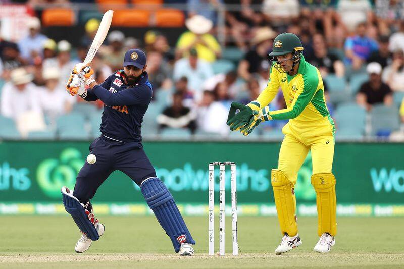 India in well controlled after Aussies lost five wickets in third odi