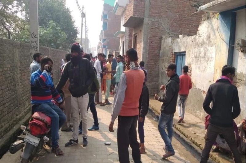 जितेंद्र की ओर से डकैती और पत्नी की गला दबाकर हत्या करने की तहरीर दी गई थी। जबकि मायके वालों ने पति जितेंद्र सहित उसके भाई और भाभी के खिलाफ षड्यंत्र रचकर मंजू की हत्या करने का आरोप लगाते हुए तहरीर दी थी। पोस्टमार्टम रिपोर्ट में गला दबाकर हत्या करने और हत्या से पूर्व पिटाई करने की पुष्टि हुई है। पुलिस ने आरोपी पति जितेंद्र, उसके भाई धर्मवीर और भाभी सुनीता के खिलाफ दहेज के लिए हत्या करने की रिपोर्ट दर्ज कर ली।