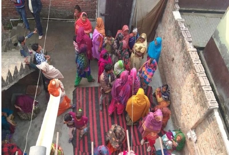 गांव वाले भी मौके पर इकट्ठा हो गए। इसके बाद 112 पर कॉल कर पुलिस को सूचना दी गई। फोरेंसिक टीम को मौके पर बुलाकर जांच कराई। सूचना पाकर मंजू के मायके वाले भी मौके पर आ गए। पति जितेंद्र के बयानों, मौके की स्थितियों को देखकर पुलिस को शक हुआ।