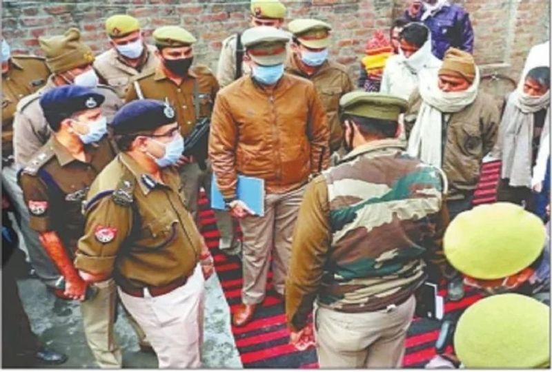 बदमाशों के जाने के बाद जितेंद्र ने किसी तरह अपने हाथ-पैरों में बंधे दुपट्टे की पकड़ को ढीला कर खुद को मुक्त कराया। बंद कमरे में से शोर मचाया। शोर सुनकर पास में ही रहने वाला जितेंद्र का भाई मौके पर पहुंचा। उसने कमरा खोलकर उसे बाहर निकाला। भीतर देखा तो मंजू की लाश पड़ी थी।
