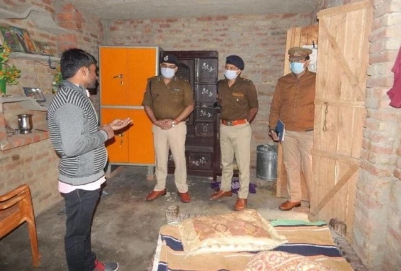 जितेंद्र ने पुलिस को खबर किया कि रात करीब ढाई बजे वह लघुशंका के लिए उठा और दरवाजा खोलकर आंगन में पहुंचा। इसके बाद वह टायलेट की ओर जा रहा था। इसी दौरान पहले से वहां मौजूद पांच बदमाशों ने उसे तमंचों का भय दिखाकर पकड़ लिया। इसके बाद बदमाश उसे कमरे के अंदर ले गए। बदमाशों ने दुपट्टे से उसके हाथ पैर बांध दिए।
