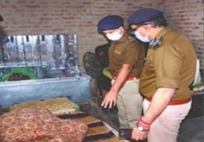 गांगन वाली मैनाठेर निवासी जितेंद्र उर्फ नन्हें की शादी दो साल पहले मंजू निवासी मिलक फतुल्ला गंज थाना असमोली जनपद संभल के साथ हुई थी। सोमवार की रात रात ग्यारह बजे ही अपने पत्नी की गला दबाकर हत्या कर दी थी। 