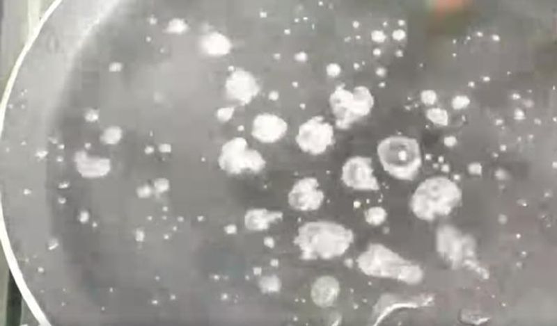 अब आपको बताते हैं डोसा बनाने का परफेक्ट तरीका। पहले तवा को गर्म कर लें। इसके बाद तवे पर पानी छिड़क दें। पानी छिड़कने के तवे का तापमान कम हो जाएगा।