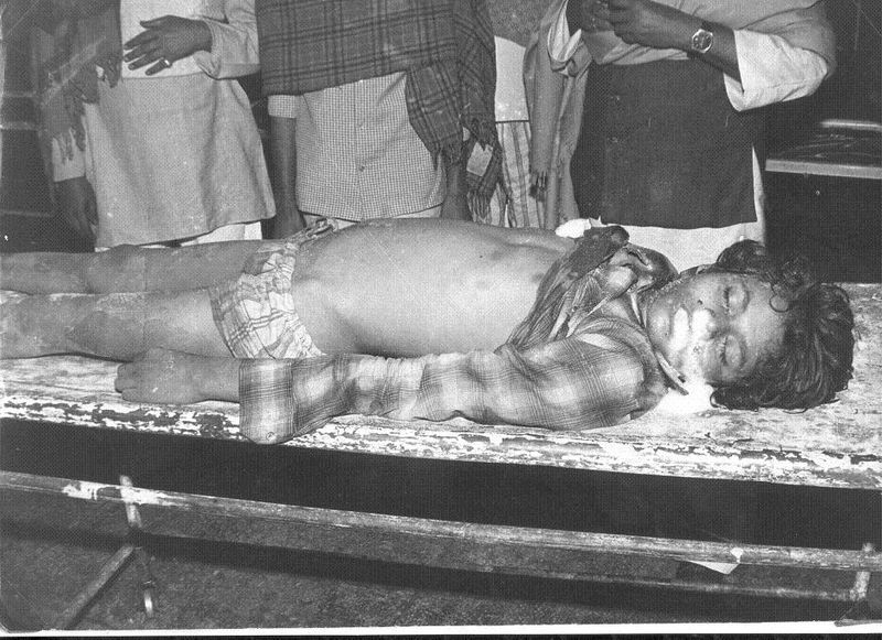 अपने बच्चों को इस तरह मरते देखकर मां-बाप का जैसा कलेजा फट पड़ा था।