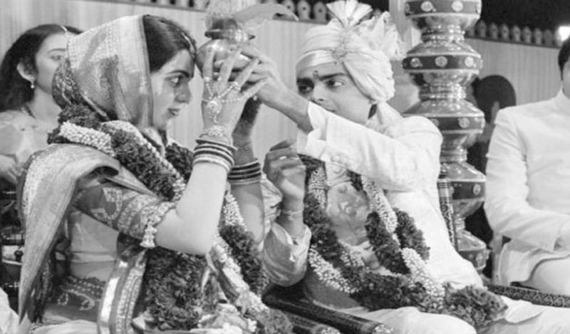 नीता से मुलाकात और प्यार होने के बाद एक बार नीता और मुकेश कार से मुंबई के पेडर रोड से निकले। शाम के करीब 7:30 बज रहे थे और रोड ट्रैफिक ज्यादा था। तभी कार एक सिग्नल पर रुकी, इस दौरान मुकेश ने फिल्मी अंदाज में नीता से पूछा, "क्या तुम मुझसे शादी करोगी?" मुकेश के इतना कहते ही नीता शर्मा गईं और चेहरा नीचे कर लिया। जिसके बाद उन्होंने मुकेश से गाड़ी चलाने को कहा।