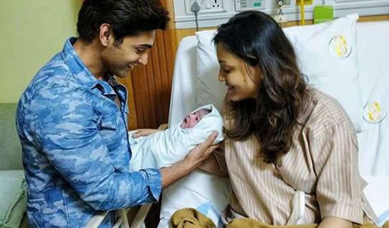 रुसलान मुमताज
टीवी सीरियल ‘बालिका वधू’ फेम एक्टर रुसलान मुमताज की पत्नी निराली मेहता ने पहली बार माता-पिता बने हैं। एक्टर की पत्नी ने 26 मार्च को एक बेटे को जन्म दिया था। बच्चे के जन्म के एक दिन बाद ही डॉक्टर्स ने उन्हें हॉस्पिटल छोड़ने की सलाह दी थी। क्योंकि, उस समय कोरोना के मामले तेजी से बढ़ते जा रहे थे और पॉजिटिव मरीजों के लिए अस्पताल को तैयार करना था।