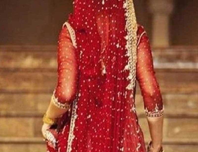 दुल्हन आंख बंद होने और दर्द से कराहने लगी लगी, तब उसने शोर मचाया। शोर सुनकर परिजन आए और प्रेमिका की जमकर पिटाई कर दी।
(प्रतीकात्मक फोटो)
