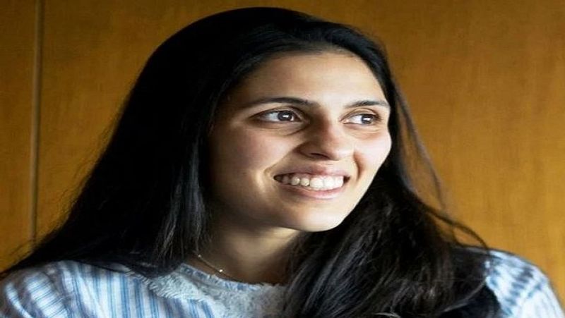 श्लोका मेहता को ज्यादा मेकअप करना पसंद नहीं है। खास मौकों पर वे मेकअप करती हैं और डिजाइनर्स ड्रेसेस के साथ जूलरी भी पहनती हैं, लेकिन आम तौर पर वे बेहद सादगी से रहती हैं। श्लोका मेहता सादगी में भी सौंदर्य की मिसाल हैं।