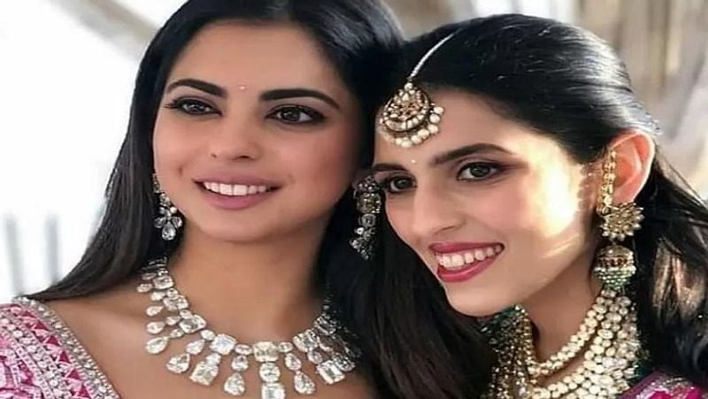 पार्टी या किसी फंक्शन में श्लोका मेहता को मेकअप में और बेशकीमती जूलरी पहने देखा जा सकता है। अपनी ननद ईशा अंबानी के साथ श्लोका मेहता की यह तस्वीर बेहद सुंदर है।