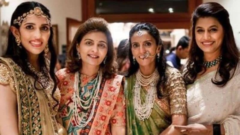 अपनी शादी के मौके पर श्लोका मेहता अपनी मां और दोस्तों के साथ। इस मौके पर श्लोका मेहता ने लाइट मेकअप किया है और जूलरी भी पहन रखी है। उनकी मां भी साड़ी और ट्रेडिशनल जूलरी में खूबसूरत लग रही हैं।