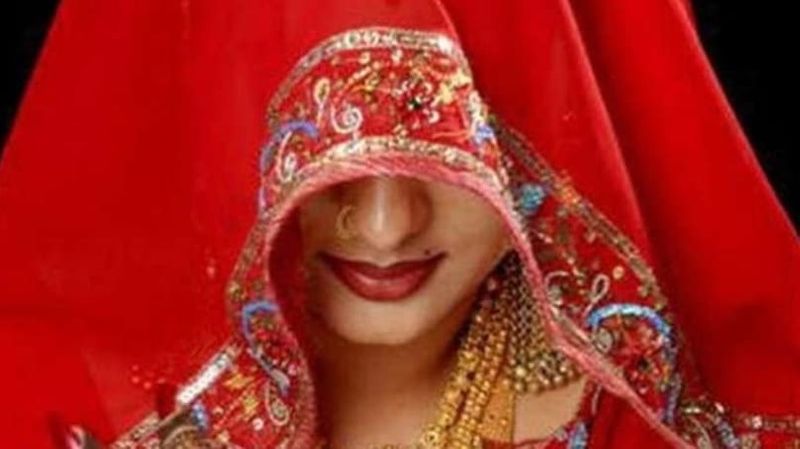 महिला ने चाइल्ड हेल्पलाइन पर शिकायत किया कि पति की मौत हो चुकी है। इसका फायदा उठाकर परिवार के लोग नाबालिग बेटी की शादी करा रहे हैं। दूल्हा 45 साल का है। उनकी नहीं सुनी जा रही है। गांव वाले भी उनका साथ दे रहे हैं। शादी को रुकवा दीजिए।
(प्रतीकात्मक फोटो)