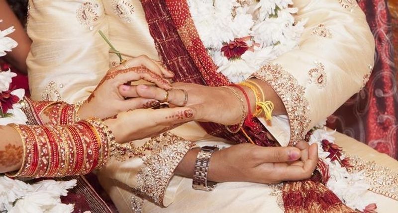 अलीगढ़ से बारात आने वाली थी। जिस महिला ने शिकायत की थी, उससे बात की गई। उसने बताया कि बेटी 16 साल की है। उसकी जबरन शादी कराई जा रही है। शादी लड़की के ताऊ और बाबा करा रहे थे। उनसे बात की गई।
(प्रतीकात्मक फोटो)