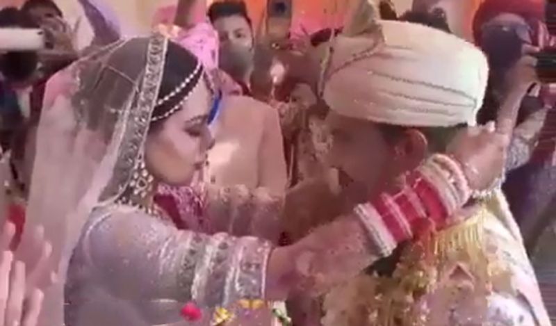 गौरतलब है कि आदित्य ने श्वेता के साथ 12 साल रिलेशनशिप में रहने के बाद शादी का फैसला किया। इनकी शादी कोरोना काल को देखते हुए कम लोगों के बीच ही हुई थी। इनकी शादी इस्कॉन टैंपल में हुई थी।
