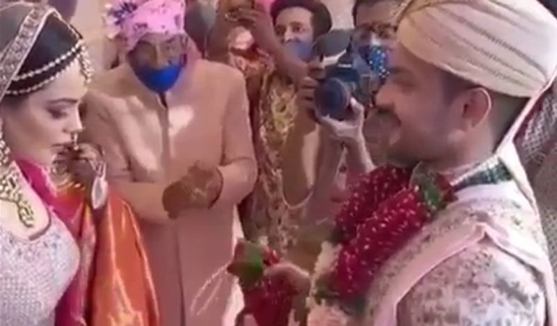 कोरोना महामारी को देखते हुए आदित्य की शादी में केवल परिवार के सदस्य और करीबी दोस्त ही शामिल हुए थे। 