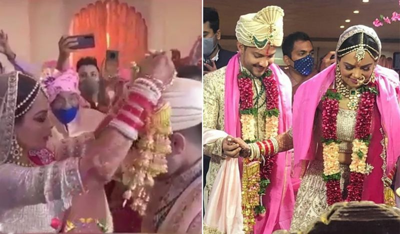 आदित्य और श्वेता दूल्हा-दुल्हन के जोड़े में बेहद प्यारे लग रहे थे। इनकी जोड़ी को भी फैंस काफी पसंद कर रहे हैं। श्वेता और आदित्य ने क्रीम कलर का आउटफिट कैरी किया था।