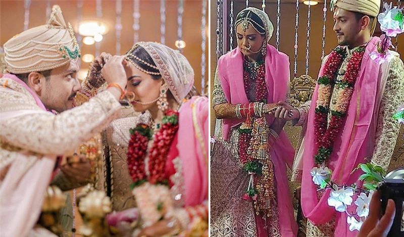 सोशल मीडिया पर वायरल हो रही तस्वीरों में देखने के लिए मिल रहा है कि गर्लफ्रेंड श्वेता अग्रवाल को पत्नी बना आदित्य नारायण की खुशी का ठिकाना नहीं था। 