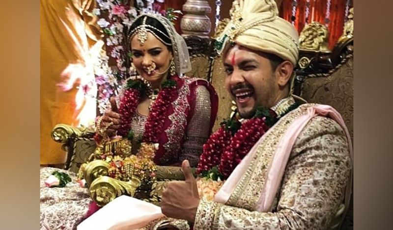 दरअसल, तस्वीरो में आदित्य श्वेता को पकड़कर संभालते दिख रहे हैं। फोटोज को देखकर ये जाहिर है कि वो उनका काफी ख्याल रखा। 