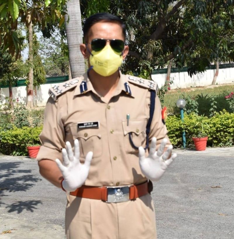आजमगढ़ रेंज के पुलिस उपमहानिरीक्षक सुभाष चंद्र दुबे के मुताबिक फेसबुक एकाउंट को साइबर अपराधियों ने हैंक कर लिया। इसकी जानकारी अब डीआईजी को हो गई है।
