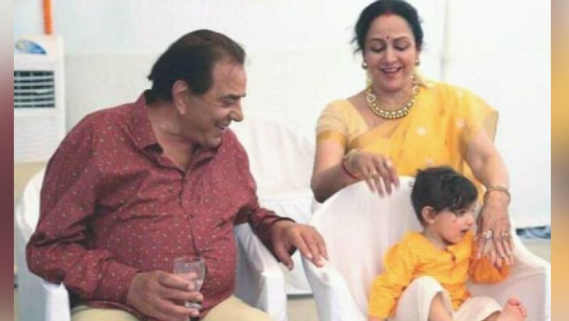 हेमा ने आगे कहा- अहाना और वैभव ने पहले से कुछ नाम सोच कर रखे थे, जिसमें से कुछ लड़कियों के थे और कुछ लड़कों के थे। हम अक्सर ऐसा करते हैं, और मैं उनकी च्वाइस में इंटरफेयर नहीं करती हूं, तब भी नहीं करती हूं जब ईशा और भरत की बात आती है। मेरी खुशी मेरे परिवार की खुशी में हैं। धरम जी शायद एक-दो दिनों में अहाना के वर्ली स्थित घर में बच्चों को देखने जाएंगे।