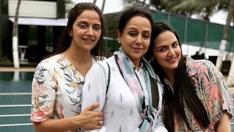 हेमा ने कहा- अहाना के प्रेग्नेंट होने के बाद से ही मैं अपने और उसके घर के बीच चक्कर लगा रही हूं। ये कोरोना महामारी के दौरान मेरी एकमात्र आउटिंग है। चूंकि अब अहाना के घर पर देखरेख के लिए तीन बच्चे हैं, तो इसलिए मैं उनके साथ ज्यादा से ज्यादा टाइम बिताऊंगी।