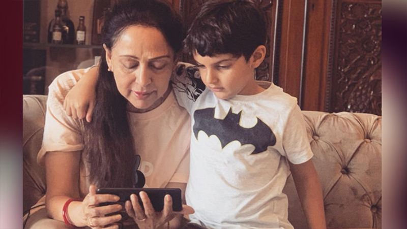 इस खुशी के सेलिब्रेशन के बारे में जानकारी देते हुए हेमा ने बताया- हम ट्विन्स के लिए उनके जन्म के 11वें दिन पर एक नाम-करण सेरेमनी आयोजित करेंगे। ये पूरी तरह से एक फैमिली फंक्शन होगा, जिसमें हम और अहाना के सास-ससुर होंगे। अगले साल, हमें उम्मीद है कि चीजें फिर से नॉर्मल हो जाएंगी, और तब हम दोनों ट्विन्स के पहले जन्मदिन पर एक ग्रैंड बर्थडे पार्टी रखेंगे।