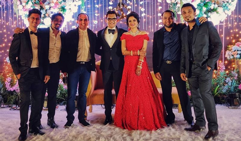इतना ही नहीं सोशल मीडिया पर सामने आई फोटोज में आदित्य और श्वेता एक-दूसरे का हाथ थामे शादी की रस्में निभाते नजर आ रहे हैं। इस दौरान तस्वीरों को देखकर लग रहा है कि आदित्य श्वेता को एक पल के लिए भी नहीं छोड़ना चाहते हों।