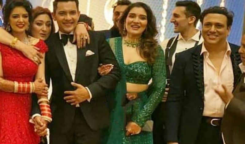 वहीं अगर बात की जाए आदित्य नारायण की तो उन्होंने ब्लैक कलर का सूट पहना था। इसके साथ ही चश्मा भी लगाया था। 