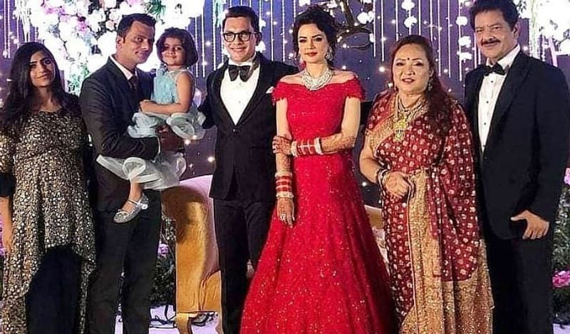 वेडिंग रिसेप्शन में नारायण परिवार की बहू श्वेता अग्रवाल ने हाथों में मेहंदी और उस पर चूड़ा पहन रखा था। इसके साथ ही उन्होंने इस वेडिंग रिसेप्शन में रेड कलर का गाउन पहन रखा था। इस पूरे वेडिंग रिसेप्शन के दौरान वो बेहद प्यारी लग रही थीं। 