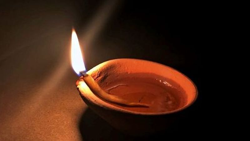 जिन्हें रात में अक्सर डर लगता हो या बुरे सपने सताते हो, उन्हें नियमित रूप से तिल के तेल का दीपक घर के मंदिर में जलाना चाहिए। ऐसा करने से डर और बुरे सपनों से छुटकारा मिलता हैं।